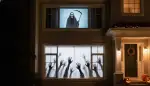 Grusel-Spektakel am Fenster: Wie die Rückprojektionsleinwand für Halloween-Videos Ihr Zuhause verzaubert
