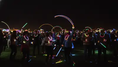 Knicklichter Party: Leuchtende Akzente setzen