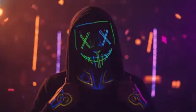 Leuchtmasken: Pflege und kreative Effekte