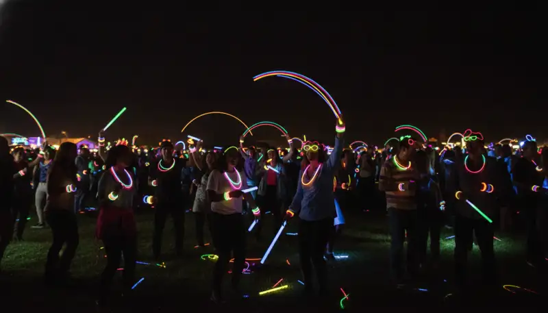 Knicklichter Party: Leuchtende Akzente setzen